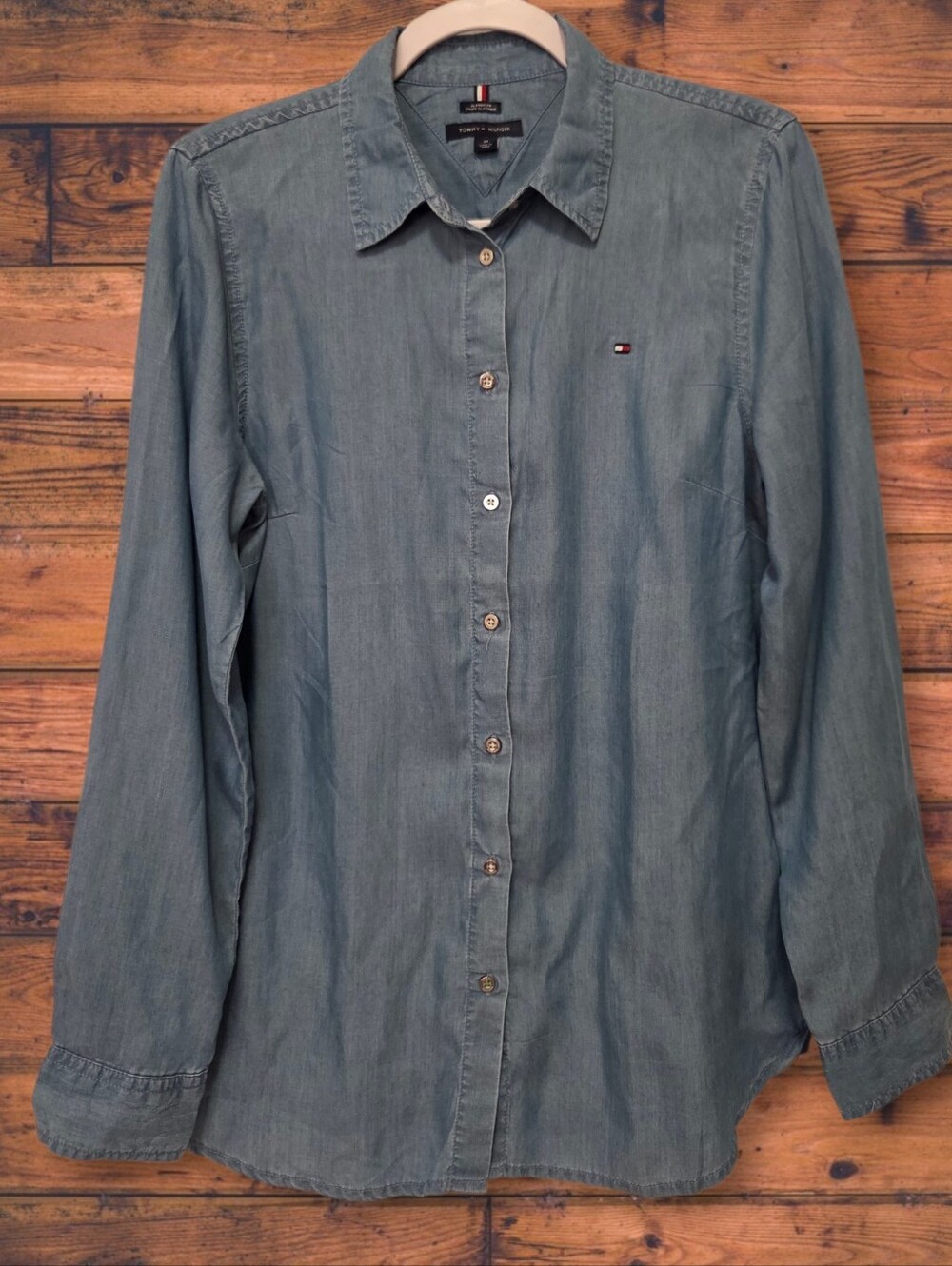 Tommy Hilfiger Women's Light Blue Chambray Button-Down Shirt Long Sleeve